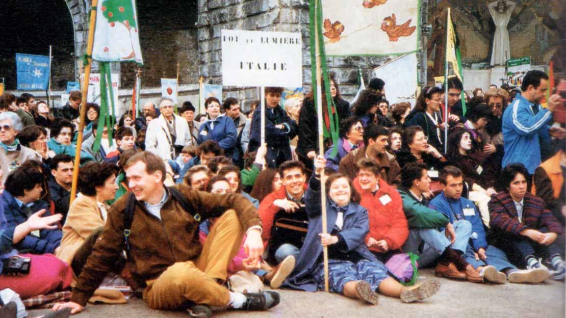 “Via Crucis’’ tenute per gruppi il Venerdì Santo - Pellegrinaggio Fede e Luce a Lourdes 1991 - Ombre e Luci n.37, 1992
