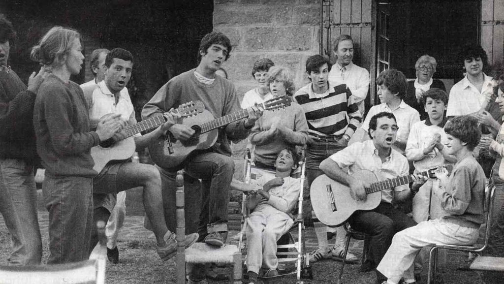 Antonio (al centro con la chitarra) al Campo F.L. di Rocca di Papa nel luglio 1984