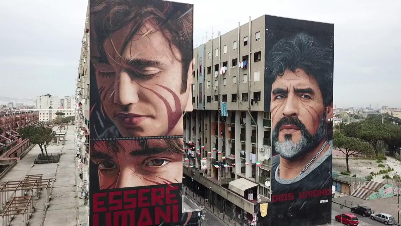 Il murale di Niccolò accanto a Maradona