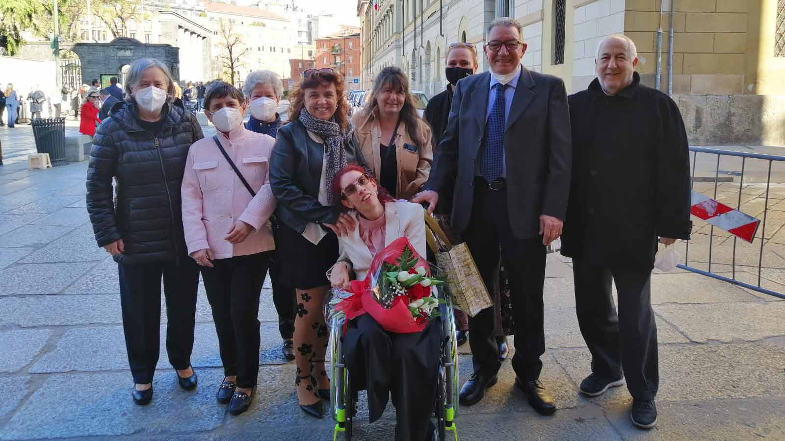 Gruppo di persone in posa per festeggiare la laurea di una studentessa