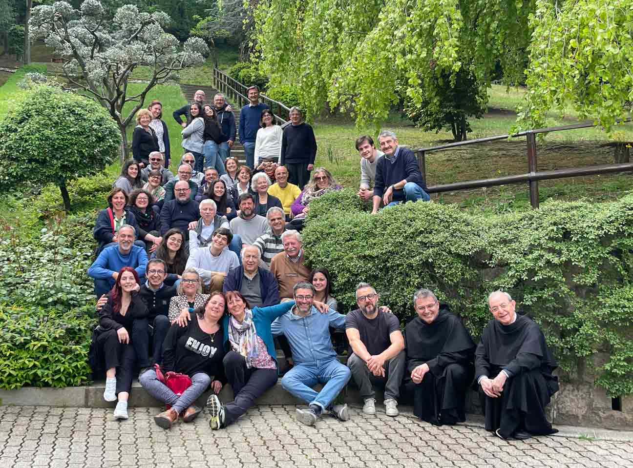 Gruppo di persone in posa su una scalinata di un parco