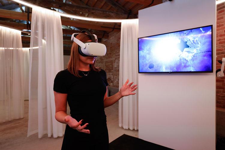 Donna con un visore per la realtà virtuale