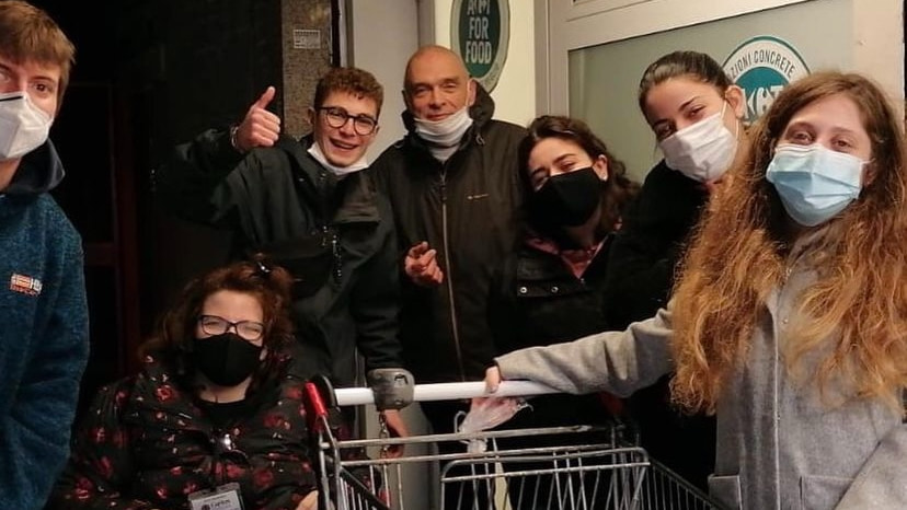 Gruppo di persone con le mascherine